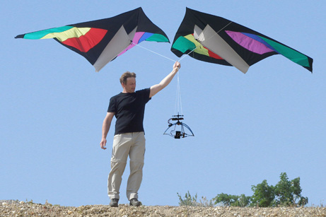 Bild von Anton Riedl mit zwei Drachen in einer Hand